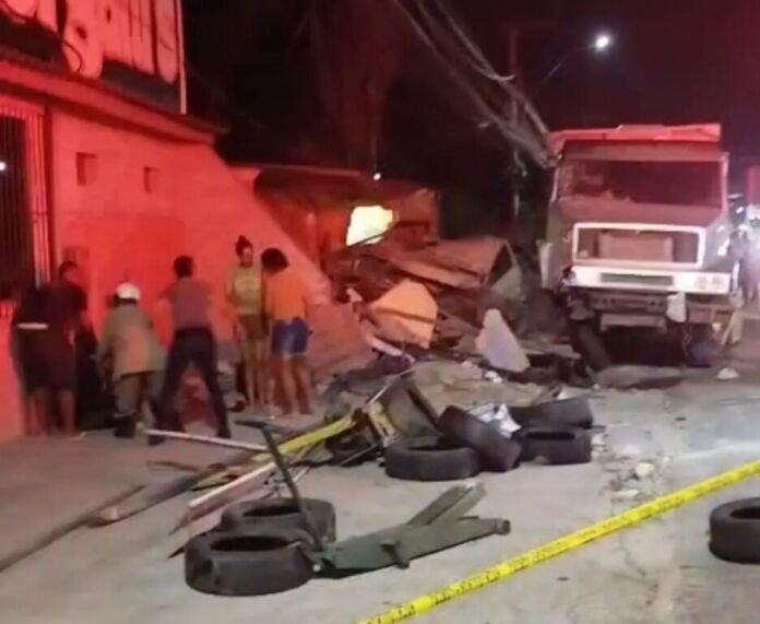 Na noite desta segunda-feira, 24 de novembro, um grave acidente deixou cinco pessoas feridas na Rodovia Amaral Peixoto (RJ-106), na altura do bairro São José de Imbassaí