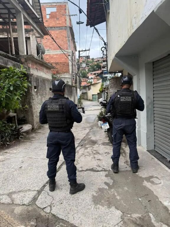 Nesta terça-feira, 25 de novembro, o 12º BPM realizou uma operação no Morro do Preventório, em Charitas, na Zona Sul de Niterói, para desarticular ações de criminosos na comunidade e remover barricadas.