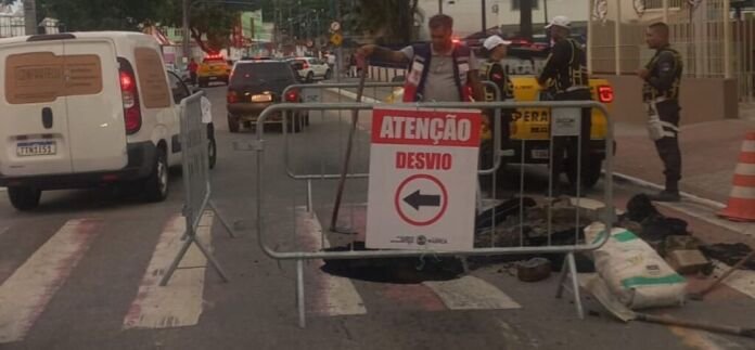 A Rua Álvares de Castro, localizada no Centro de Maricá, próximo à sede do Poder Executivo, teve parte da pista interditada após a abertura de uma cratera devido ao afundamento do solo.