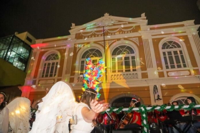 Os niteroienses já veem luzes de Natal por toda a cidade. Nesta quarta-feira (26), uma cerimônia em frente ao Theatro Municipal, no Centro, inaugurou o Natal Estrelado Niterói, cujo símbolo é a Estrela de Morávia.