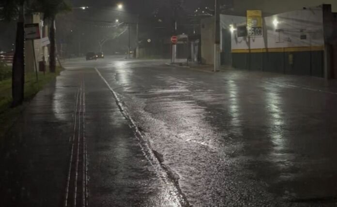 Cerca de 40 minutos de chuva ininterrupta foi o suficiente para o município entrar em Estágio de Atenção.