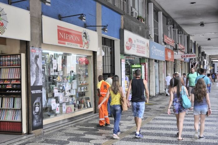 Uma boa notícia para os empreendedores de Niterói: nesta terça-feira (18), o prefeito Rodrigo Neves sancionou a lei que institui a Tarifa de Água de Pequeno Comércio, voltada a estabelecimentos de pequeno porte com baixo consumo mensal de água.