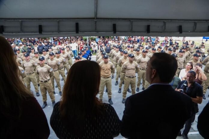 A segunda-feira (17) foi de emoção na Cidade da Ordem Pública, no Barreto. Os 80 novos agentes da Guarda Civil Municipal de Niterói receberam seus diplomas de conclusão de curso e comemoraram em cerimônia oficial, ao lado de familiares e amigos.