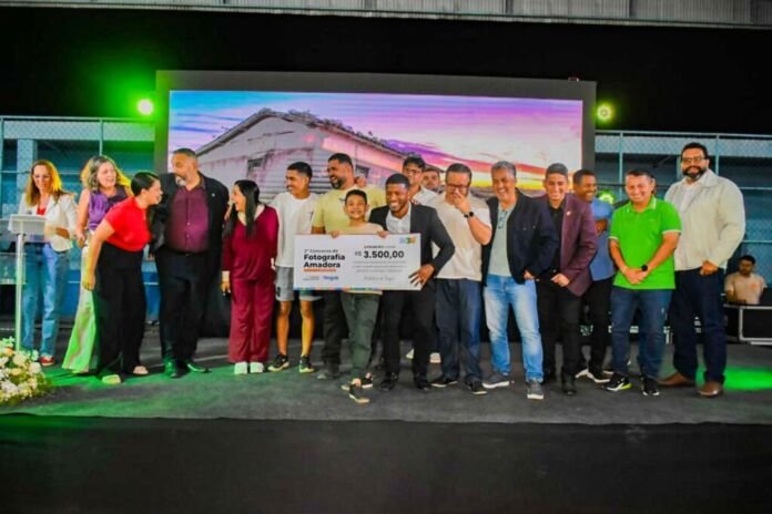 Com emoção e grande participação popular, a Prefeitura de Tanguá realizou, na noite desta terça-feira (11), no Centro de Referência da Juventude (CRJ), a cerimônia de premiação do 2º Concurso de Fotografia Amadora – “Tanguá 30 Anos: Mil Histórias”.