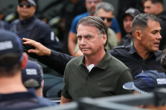 O ex-presidente Jair Bolsonaro foi detido preventivamente na manhã deste sábado (22) em Brasília, por determinação do ministro Alexandre de Moraes, do Supremo Tribunal Federal (STF).