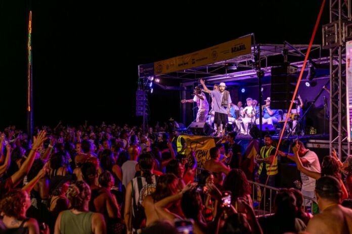 Apoiado pela Prefeitura de Maricá, por meio da Companhia Maricá, Arte, Roteiros e Experiências (MARÉ), o “Trem do Samba pelas Estradas” reuniu centenas de moradores e visitantes na Orla de Itaipuaçu, nesta sexta-feira (26/12).