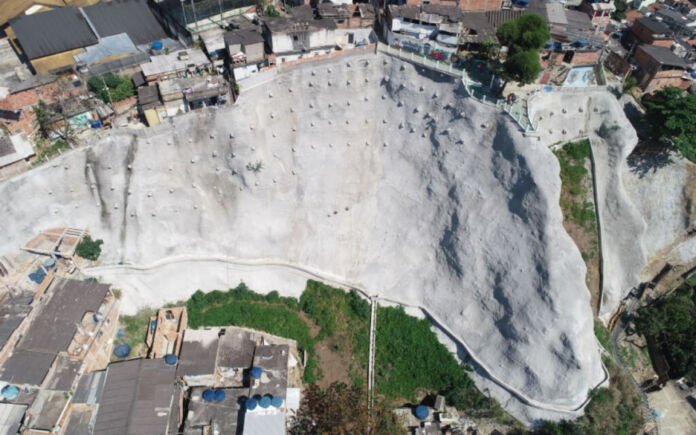A Prefeitura de Niterói concluiu 15 obras de contenção de encostas em diversas regiões da cidade somente em 2025.