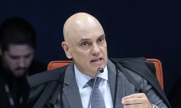 O ministro Alexandre de Moraes, do Supremo Tribunal Federal (STF), decidiu autorizar, nesta quarta (24), a visita dos filhos do ex-presidente Jair Bolsonaro (PL)