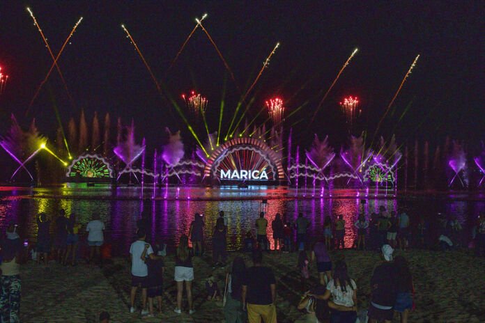 A Prefeitura de Maricá, por meio da Maricá, Arte, Roteiros e Experiências (MARÉ), segue promovendo uma ampla programação cultural e de lazer com o Natal Brasilidade, que movimenta a cidade durante a semana natalina.