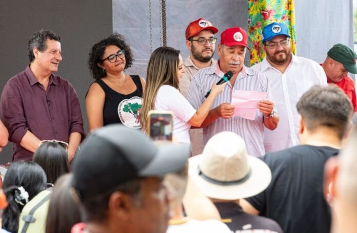 A Prefeitura de Maricá, por meio do Instituto de Ciência, Tecnologia e Inovação de Maricá (ICTIM), realizou na manhã desta sexta-feira (12/12) a formatura de mais de 800 educandos e educandas da Jornada de Alfabetização Sim, Eu Posso!, na Quadra da União de Maricá.