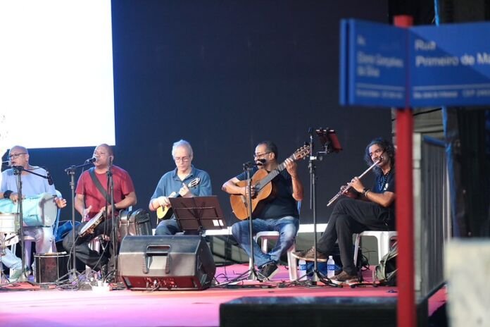 A Prefeitura de Maricá, por meio da Secretaria de Cultura e das Utopias, promoveu uma oficina de música e um show do projeto "Timoneiro - Homenagem aos 83 anos de Paulinho da Viola".