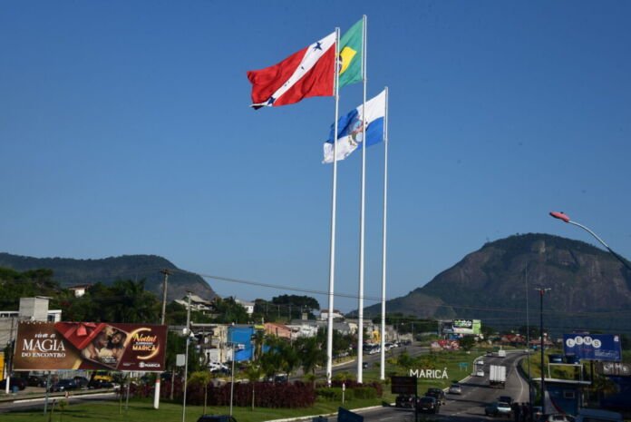 Bandeiras-entrada-de-Marica-49-Elsson-Campos-1 A Prefeitura de Maricá, por meio do Procon Municipal, notificou formalmente a Enel para que a concessionária esclareça as recentes interrupções no fornecimento de energia elétrica e apresente um plano de contingência