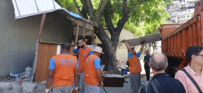 Uma operação conjunta entre a Secretaria de Ordem Pública (SEOP), a Secretaria de Conservação e Serviços Públicos (SECONSER), a Fiscalização de Posturas (FIPO) e a Coordenadoria do Programa Estadual de Integração na Segurança (CPROES)