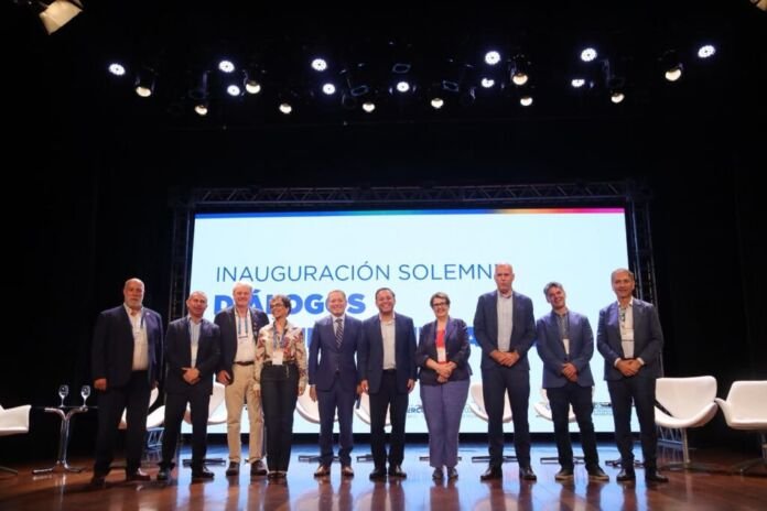 Prefeitos e gestores de dezenas de cidades da América Latina conheceram, nesta quarta-feira (03), o Centro Integrado de Segurança Pública (CISP) - equipamento essencial para a política de segurança na cidade - e a Cidade da Ordem Pública da Prefeitura de Niterói.