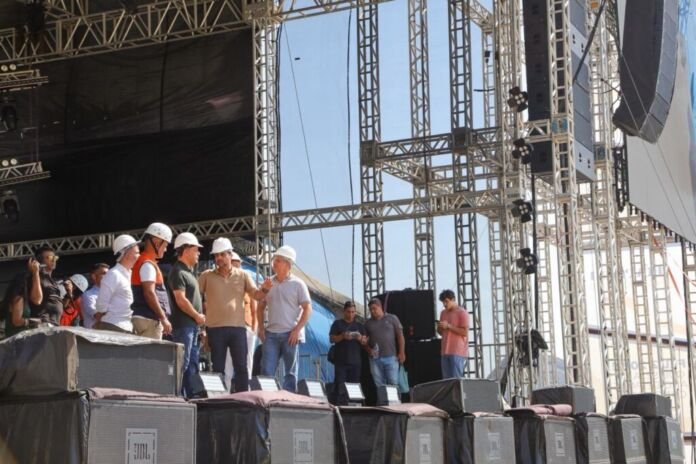 Evelen Gouvea - vistoria palco Icarai (2) A Prefeitura de Niterói deu mais um passo importante na organização do Réveillon 2026. Nesta terça-feira (30), foi realizada a vistoria técnica do palco que receberá os grandes shows da virada, na Praia de Icaraí, reforçando o compromisso com a segurança e a qualidade da maior festa popular da cidade.