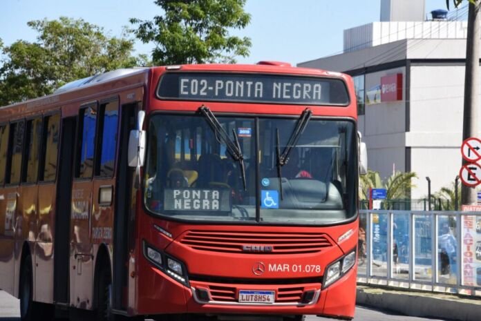 Foto - Divulgação (1) A Prefeitura de Maricá, por meio da Empresa Pública de Transportes (EPT), preparou uma operação especial com reforço e horários extras nas linhas dos ônibus municipais, conhecidos como Vermelhinhos