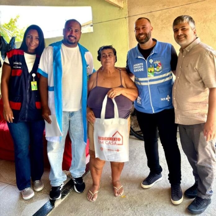 Foto - Divulgação (1) A Prefeitura de Maricá, por meio da Secretaria de Saúde, iniciou nesta segunda-feira (08/12) o projeto-piloto Medicamento em Casa, iniciativa que marca um novo passo na ampliação do cuidado à população nos quatro distritos da cidade.