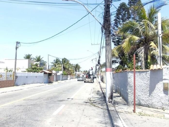 Foto - Divulgação (5) (1) A Prefeitura de Maricá, por meio da Secretaria de Energias Renováveis e Iluminação Pública, promove nesta semana que antecede o Ano-Novo a ação “Caça-Fios”, intensificando os trabalhos de limpeza, estruturação e organização de cabos e fios no município.