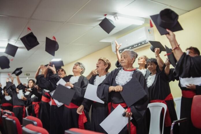 Foto - Thamyris Mello (5) A Prefeitura de Maricá, por meio da Secretaria de Educação, realizou nesta segunda-feira (15/12) a formatura dos alunos do quinto ciclo da Escola Municipal de Idosos Milton Felipe Diniz.