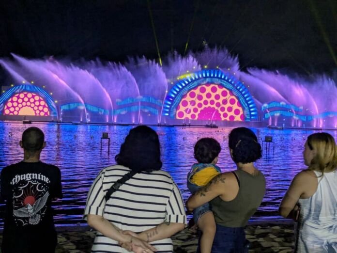 A Prefeitura de Maricá, por meio da Maricá, Arte, Roteiros e Experiências (MARÉ), iniciou nesta quinta-feira (04/12) mais uma série de apresentações do Natal Brasilidade.