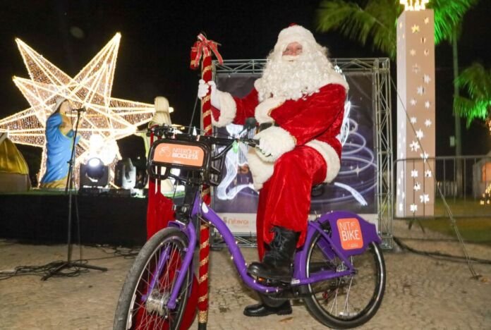 IMG_8298 (1) A Prefeitura de Niterói inaugurou, na noite deste sábado (06), a decoração e a programação do Natal na Praça do Rádio Amador, em São Francisco, que contou com a presença do Papai Noel chegando de NitBike