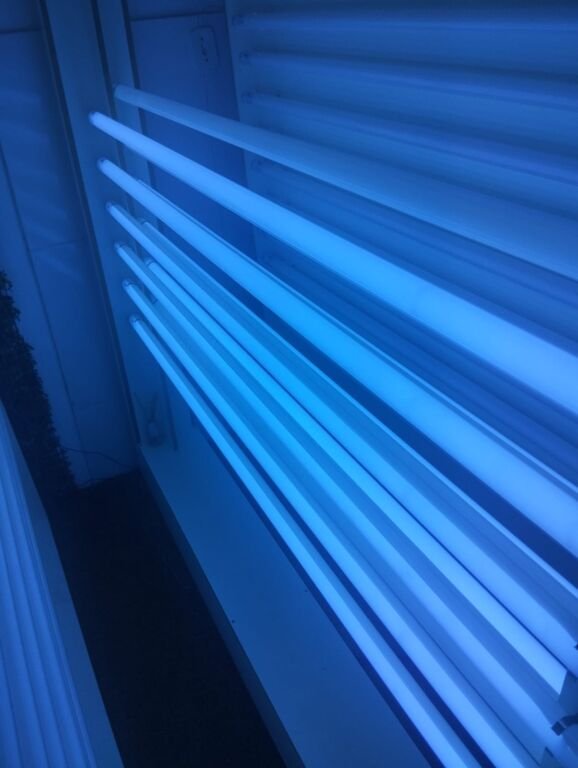 A Vigilância Sanitária Municipal de Saquarema está intensificando as ações de fiscalização em clínicas de estética, salões de beleza e estabelecimentos similares que estejam realizando ou divulgando atividades de bronzeamento artificial.