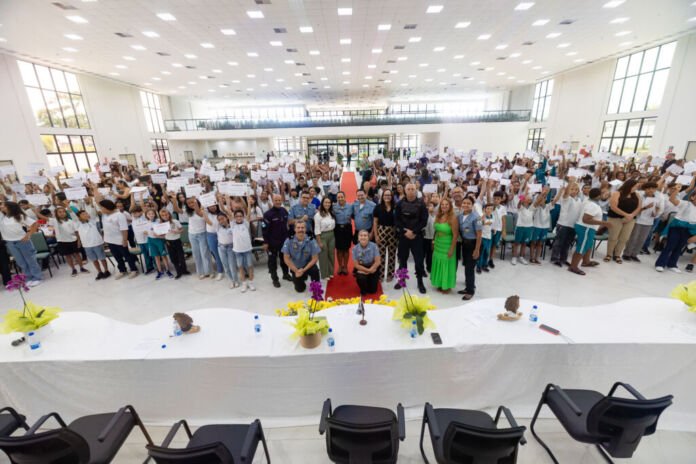 A Prefeitura de Saquarema realizou a formatura de 500 alunos da rede municipal no Programa Educacional de Resistência às Drogas (PROERD).