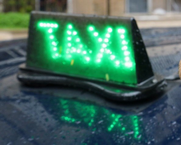 LACC6733-1taxi_1 A Prefeitura de Niterói, por meio da NitTrans, publicou a Portaria nº 810/2025, que autoriza a circulação de veículos de táxi no corredor BHLS da Região Oceânica. A medida passou a valer a partir de novembro.