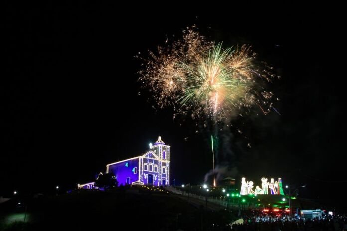 Réveillon Saquarema A Prefeitura de Saquarema, por meio da Secretaria Municipal de Esporte, Lazer e Turismo, preparou uma linda festa para celebrar a chegada de 2026. Com eventos em diversos bairros, a programação terá início no dia 29 de dezembro.