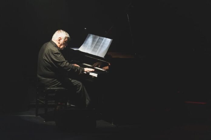 A Prefeitura de Maricá, por meio da Maricá Arte, Roteiros e Experiências (Maré), leva ao público, nesta sexta-feira (12/12), o concerto Wagner Tiso – 80 Anos.