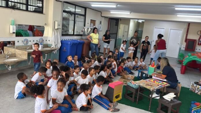 WhatsApp Image 2025-12-16 at 13.07.39 (1) Com o objetivo de implementar mais boas práticas ambientais, a Prefeitura de Niterói realizou este ano o projeto Coleta Seletiva nas Escolas, que levou orientações sobre como agir no dia a dia e multiplicar ideias e comportamentos sustentáveis.