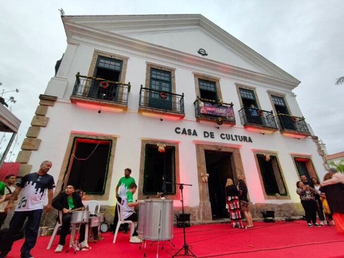 A Prefeitura de Maricá, por meio da Secretaria de Cultura e das Utopias, entregou certificados de conclusão de curso das 13 primeiras turmas formadas pela Universidade do Carnaval de Maricá.