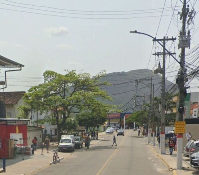 Na tarde desta sexta-feira, 26 de dezembro, um idoso foi atropelado na Rua Um, em Itaipuaçu.
