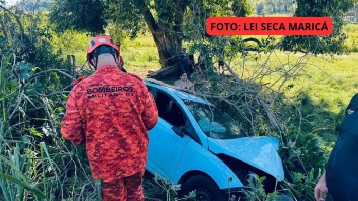 Na tarde da última sexta-feira, 26 de dezembro, um grave acidente deixou algumas pessoas feridas após um motorista perder o controle do carro e despencar em uma área de mata localizada no bairro do Silvado, em Maricá.