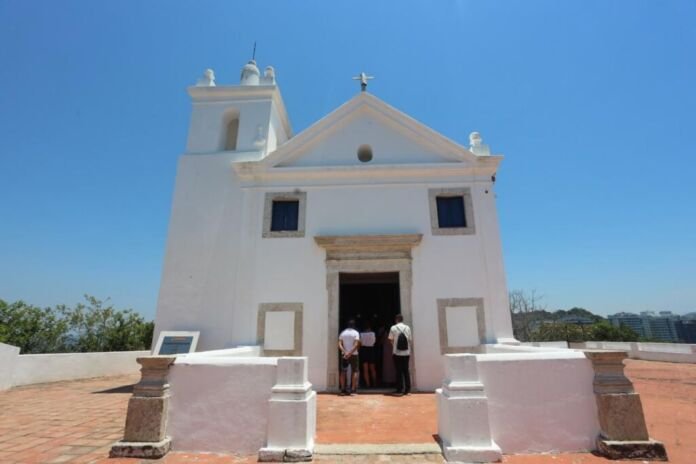 WhatsApp Image 2025-12-28 at 18.10.02 O forte calor deste domingo (28) não afastou niteroienses e turistas que subiram a Ilha da Boa Viagem para acompanhar a última missa do ano na capela de Nossa Senhora da Boa Viagem.