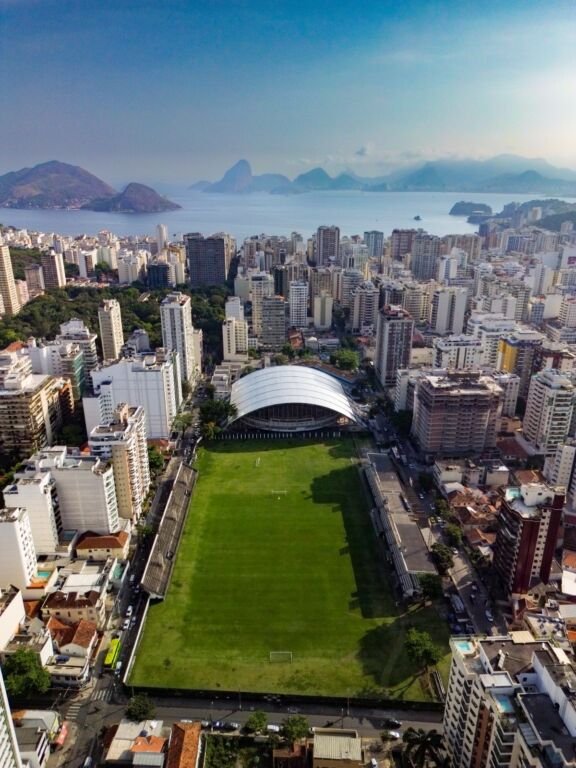 WhatsApp Image 2025-12-29 at 15.58.02 A Prefeitura de Niterói concluiu o projeto básico de macrodrenagem que vai solucionar os recorrentes problemas de alagamento no entorno do Estádio Caio Martins, em Icaraí, Zona Sul da cidade, e nas áreas adjacentes, e vai lançar o edital de licitação para contratação da empresa que ficará responsável pela execução da obra.