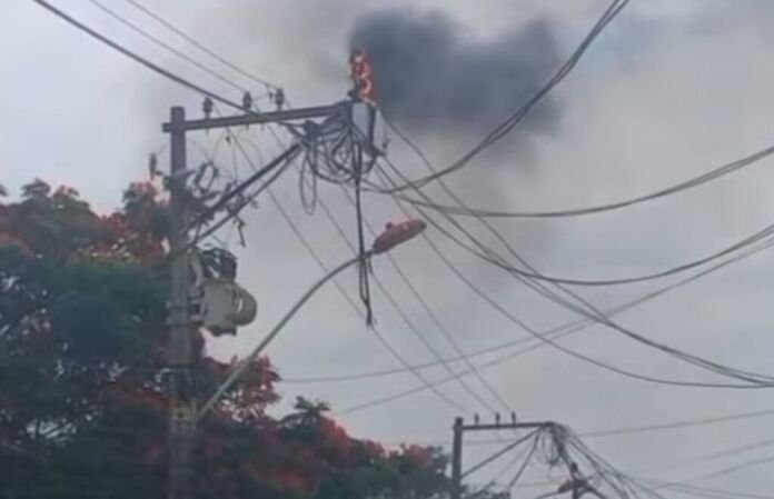 WhatsApp Image 2025-12-31 at 12.53.36 Um incêndio atinge um poste localizado na Rua Antônio Carlos Jobim, em Ponta Negra (região litorânea de Maricá).