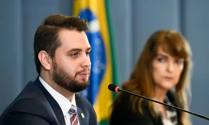 A Polícia Federal informou neste sábado (27) que cumpre dez mandados de prisão domiciliar, com uso de tornozeleira eletrônica