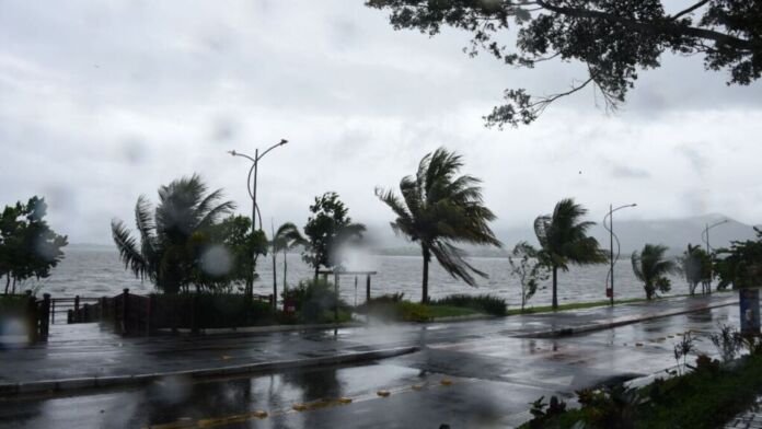 chuva-em-marica Com o avanço da frente fria, a temperatura em Maricá apresenta uma queda acentuada. A informação é perfeita para aqueles que não suportam o calor extremo que, até ontem (16), castigava os maricaenses.
