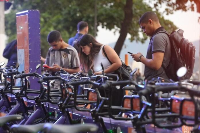 Em 2025, a mobilidade sustentável por meio da bicicleta avançou ainda mais em Niterói. Ao longo do ano, a Prefeitura, por meio da Coordenadoria Niterói de Bicicleta, implantou 8,21 quilômetros de nova infraestrutura cicloviária no município.