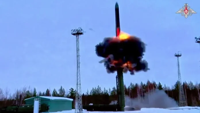 2024-03-01T134550Z_1_LOP468901032024RP1_RTRMADP_BASEIMAGE-960X540_RUSSIA-MISSILES-TRAINING Durante as negociações para um acordo de paz, a Rússia lançou míssil hipersônico de médio alcance Oreshnik contra a Ucrânia