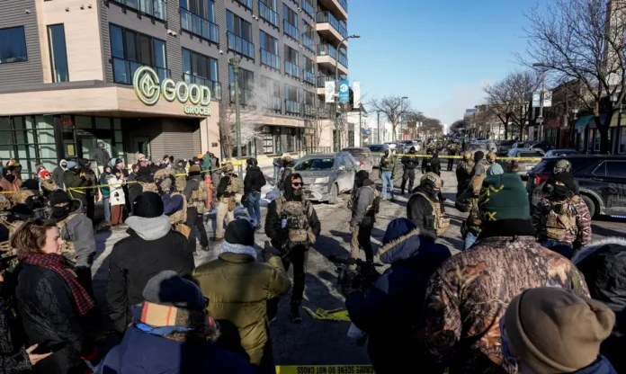 Um homem baleado por um agente do Serviço de Imigração e Alfândega dos Estados Unidos (ICE) morreu neste sábado (24) em Minneapolis, após ser levado ao hospital.