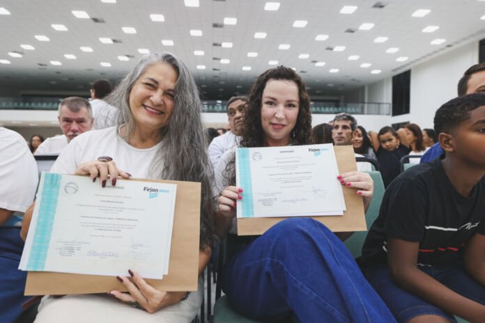 O Centro de Eventos Saquarema foi palco, na segunda-feira, dia 26, às 19h, da formatura de 310 alunos dos cursos de capacitação promovidos, em 2025