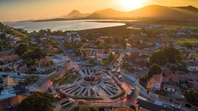 A Prefeitura de Maricá inicia nesta quarta-feira (21/01) a participação em uma das maiores feiras internacionais de turismo do mundo, a FITUR (Feira Internacional de Turismo), que acontece até o dia 25 de janeiro, em Madri, na Espanha.