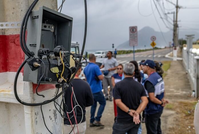 A Prefeitura de Maricá, por meio da Secretaria de Energias Renováveis e Iluminação Pública, promoveu nesta quinta-feira (22/01) uma força-tarefa na Orla de Itaipuaçu.