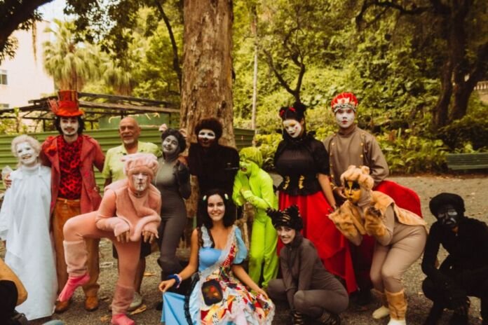 O espetáculo “Alice no País das Maravilhas Oceânicas” será apresentado no dia 20 de janeiro (3ª feira), às 16h, na Sala Nelson Pereira dos Santos, no Reserva Cultural, equipamento cultural da Prefeitura de Niterói.