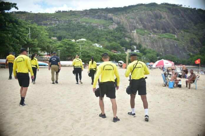 Equipes da Superintendência de Terminais e Estacionamentos de Niterói (SUTEN) estiveram, neste sábado (10), na Praia de Itaipu, na Região Oceânica, para fiscalizar e orientar a população sobre as regras de estacionamento.