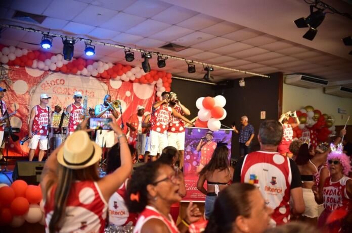 Com muita animação e música, o tradicional bloco Cordão da Bola Branca animou o pré-Carnaval de Niterói, nesta quinta-feira (29), no Praia Clube São Francisco.