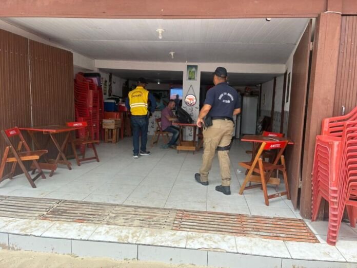 Divulgação - quiosque A Secretaria Municipal de Ordem Pública (Seop) realizou, neste sábado (17), uma ação de fiscalização durante a Operação Verão que resultou na autuação de um quiosque localizado na Praia de Itaipu por prática ilegal de cobrança de consumação mínima para utilização de mesas e cadeiras