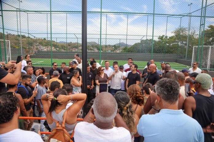Evelen Gouvea - Papagaio (1) O prefeito de Niterói, Rodrigo Neves, encerrou a extensa agenda deste sábado (17) — que incluiu inaugurações em sete localidades, entre elas a Região Oceânica, a Grande Pendotiba e São Francisco — com a entrega, para a comunidade do Papagaio, no Barreto, de intervenções aguardadas pelos moradores.